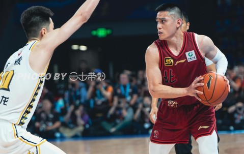 包含赛地聚焦：NBA常规赛转会期热度飙升；广厦男篮篮板制胜；球迷炸锅；数据趋势出现新变化的词条-体育软件